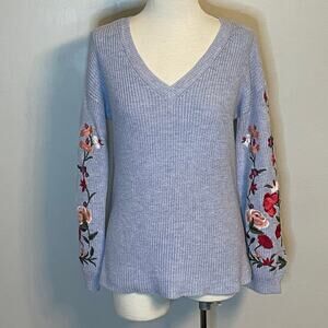 American Eagle Women’s Sweater Floral Embroidered Sleeves V-Neck Size Small